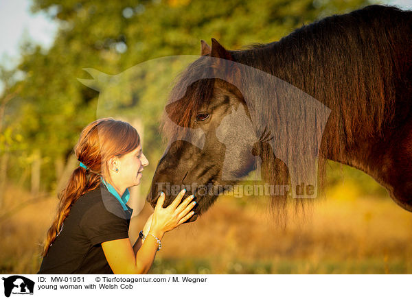 junge Frau mit Welsh Cob / young woman with Welsh Cob / MW-01951