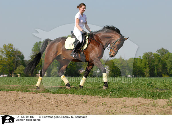 woman rides horse / NS-01487