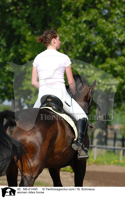 woman rides horse / NS-01495