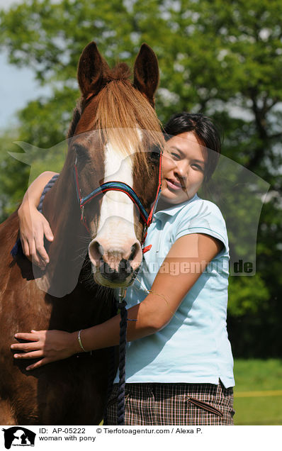 woman with pony / AP-05222