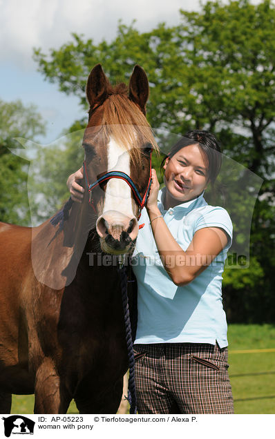 woman with pony / AP-05223