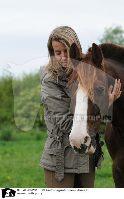 woman with pony / AP-05231