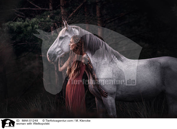 Frau mit Wielkopolski / woman with Wielkopolski / MAK-01248