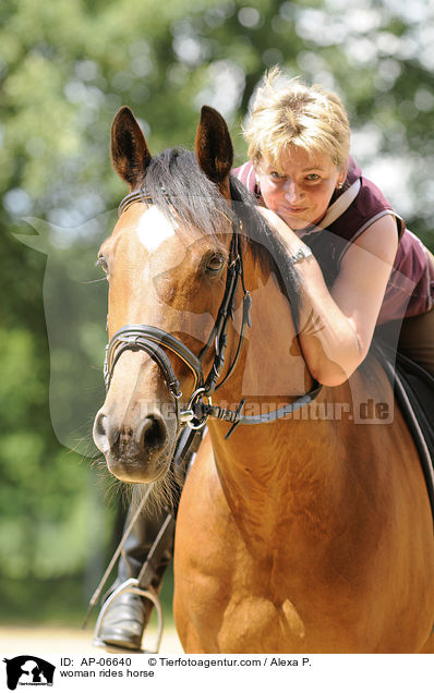woman rides horse / AP-06640