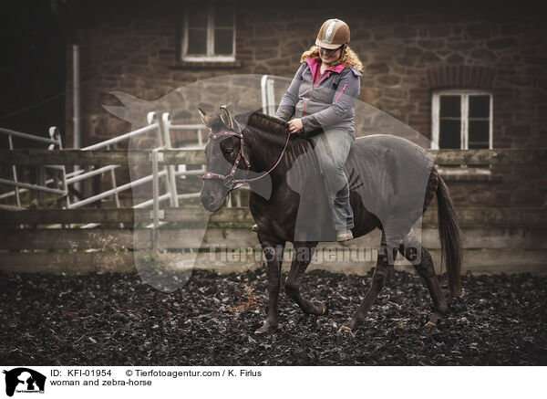 Frau und Zorse / woman and zebra-horse / KFI-01954