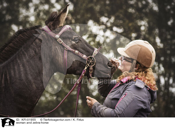 Frau und Zorse / woman and zebra-horse / KFI-01955