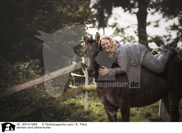 Frau und Zorse / woman and zebra-horse / KFI-01988