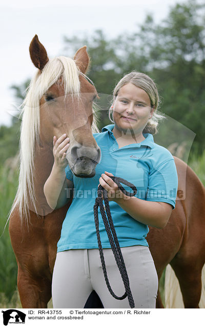 Frau und Haflinger-Mix / woman and crossbreed / RR-43755