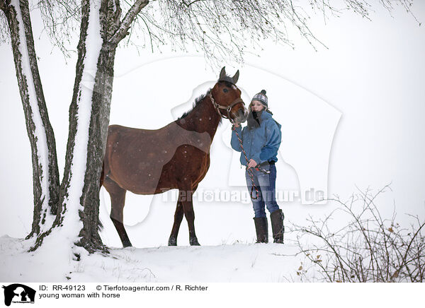 junge Frau mit Pferd / young woman with horse / RR-49123
