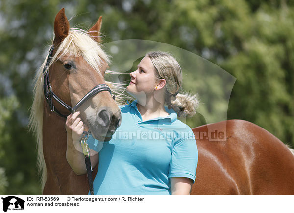 Frau und Haflinger-Mix / woman and crossbreed / RR-53569