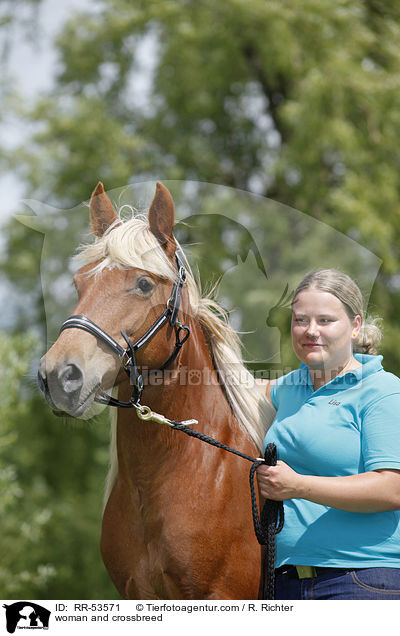 Frau und Haflinger-Mix / woman and crossbreed / RR-53571