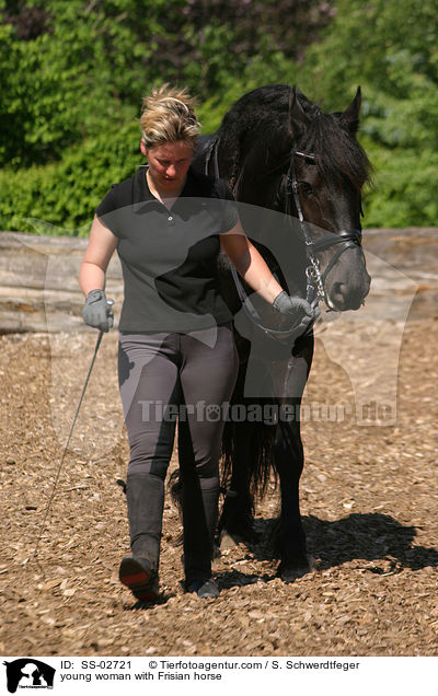 junge Frau mit Friesen / young woman with Frisian horse / SS-02721