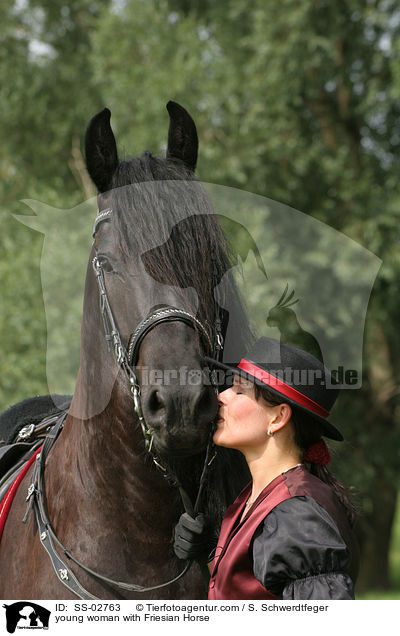 junge Frau im Showkostm mit Friesen / young woman with Friesian Horse / SS-02763