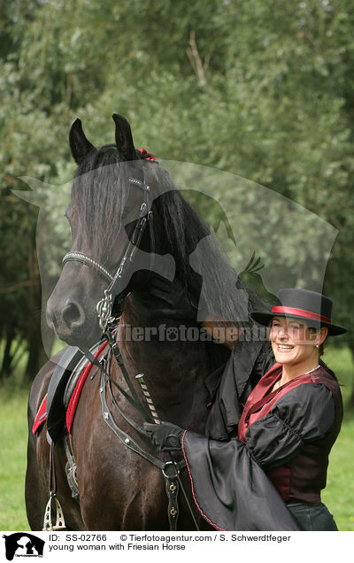 junge Frau im Showkostm mit Friesen / young woman with Friesian Horse / SS-02766