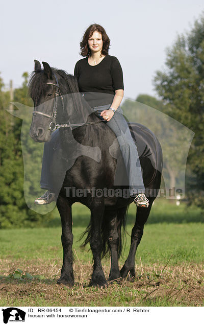 Friese mit Reiterin / friesian with horsewoman / RR-06454