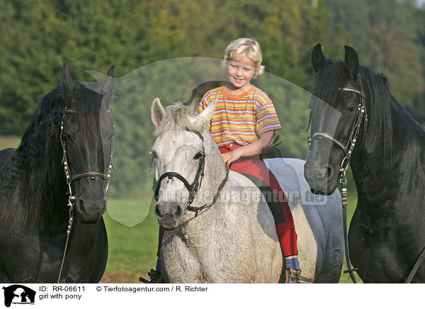 Mdchen auf Pony / girl with pony / RR-06611
