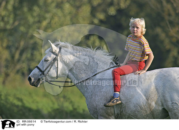 Mdchen auf Pony / girl with pony / RR-06614