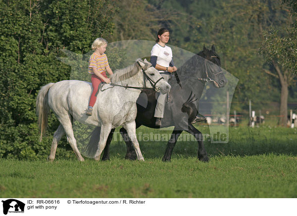 Mdchen auf Pony / girl with pony / RR-06616