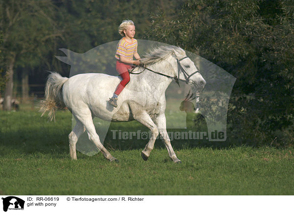 Mdchen auf Pony / girl with pony / RR-06619