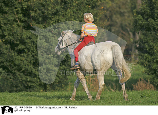 Mdchen auf Pony / girl with pony / RR-06620