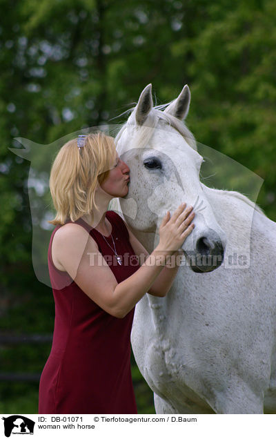 Frau schmust mit Pferd / woman with horse / DB-01071