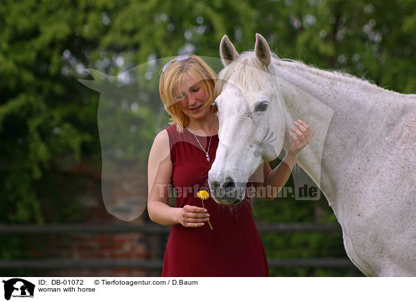 Frau schmust mit Pferd / woman with horse / DB-01072