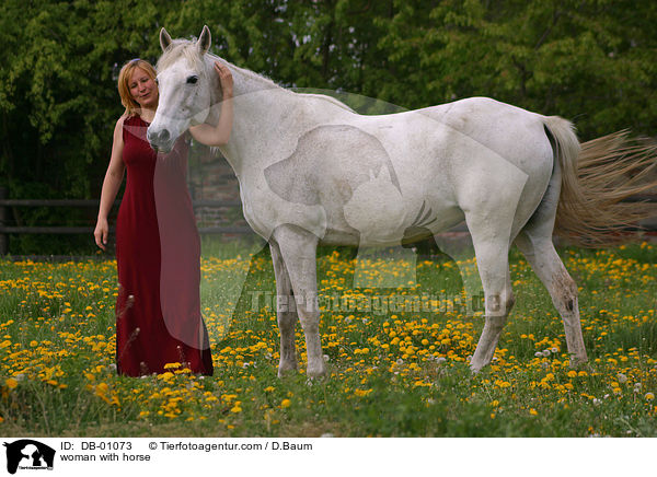 Frau schmust mit Pferd / woman with horse / DB-01073
