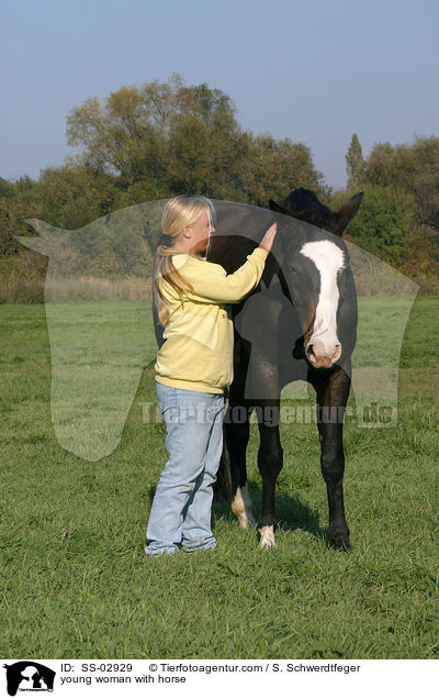 junge Frau mit Pferd / young woman with horse / SS-02929