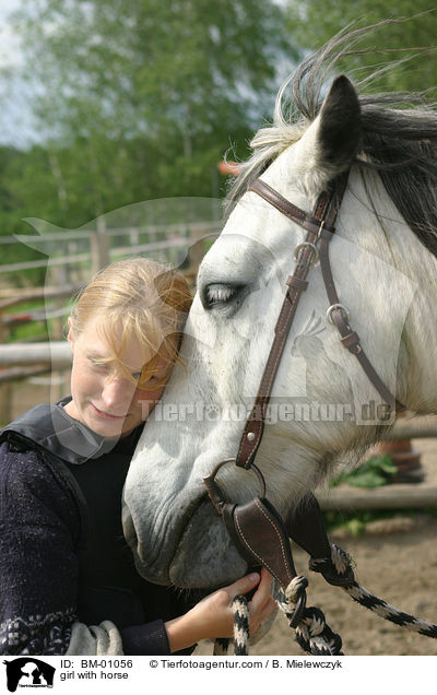 Mdchen schmust mit Pferd / girl with horse / BM-01056