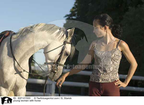 junge Frau mit Pferd / young woman with horse / SST-01500