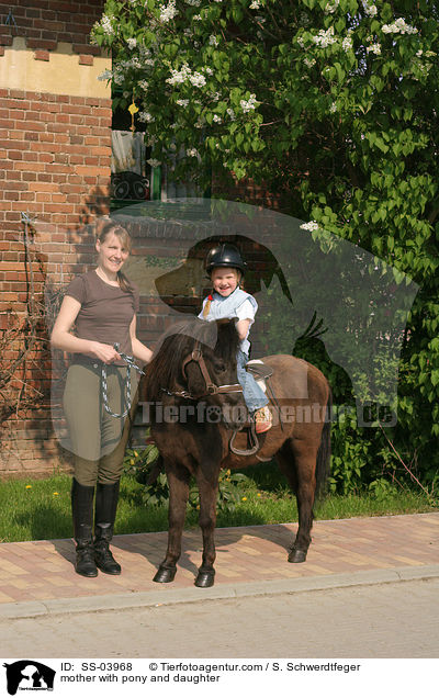 Mutter mit Pony und Tochter / mother with pony and daughter / SS-03968