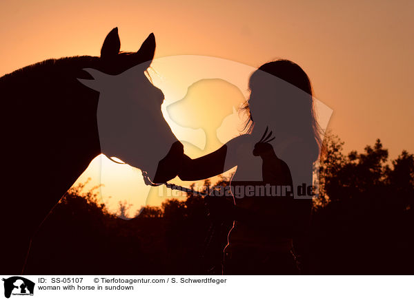 Frau mit Pferd im Sonnenuntergang / woman with horse in sundown / SS-05107