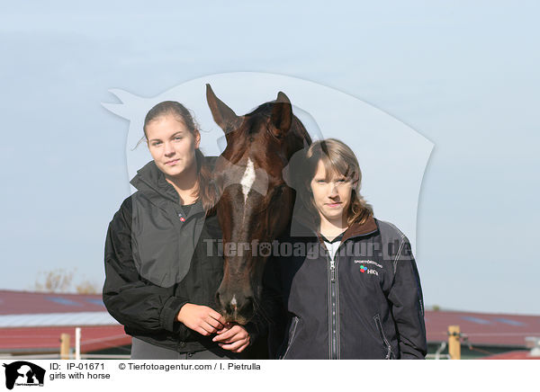 Mdchen mit Pferd / girls with horse / IP-01671