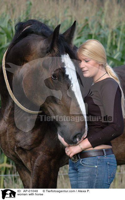 junge Frau mit Pferd / woman with horse / AP-01048