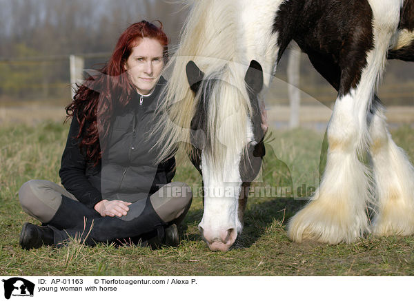 junge Frau mit Irish Tinker / young woman with horse / AP-01163