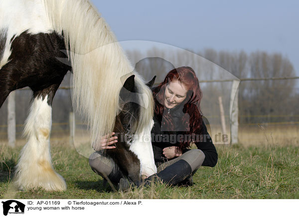 junge Frau mit Irish Tinker / young woman with horse / AP-01169