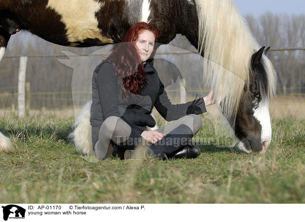 junge Frau mit Irish Tinker / young woman with horse / AP-01170