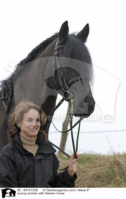 junge Frau mit Friesen / young woman with friesian horse / AP-01206