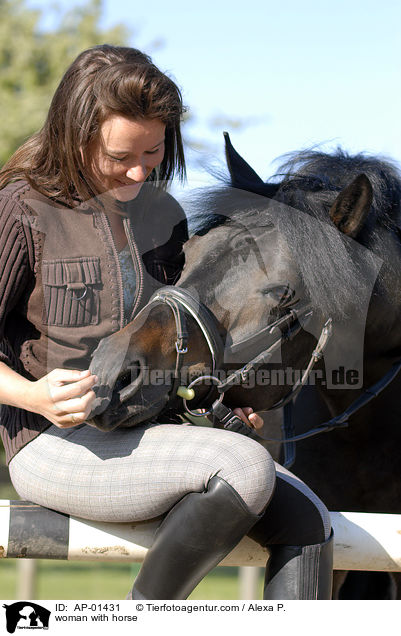 junge Frau mit Pferd / woman with horse / AP-01431