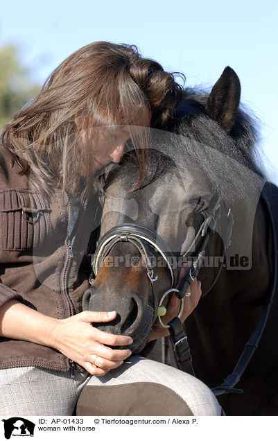 junge Frau mit Pferd / woman with horse / AP-01433
