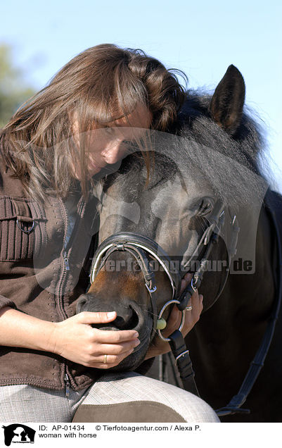 junge Frau mit Pferd / woman with horse / AP-01434
