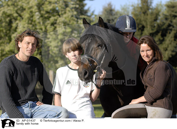 Familie mit Pferde / family with horse / AP-01437