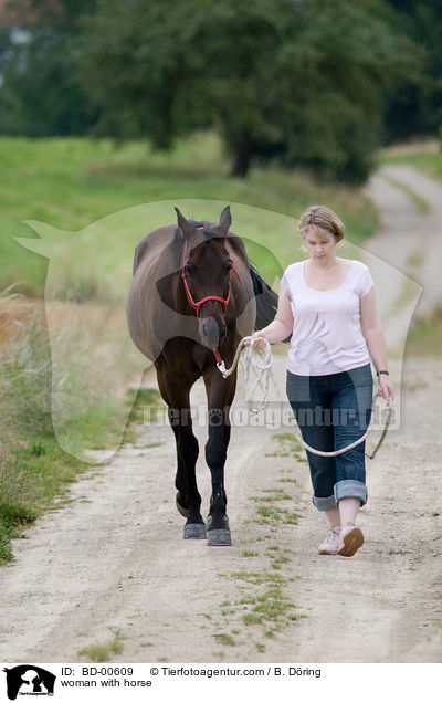 Frau fhrt Pferd / woman with horse / BD-00609