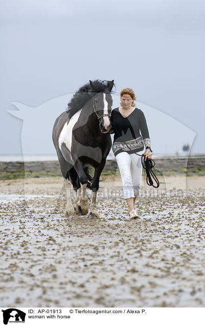 Frau mit Pferd an der Hand / woman with horse / AP-01913