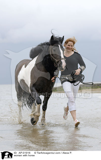 Frau mit Pferd an der Hand / woman with horse / AP-01916