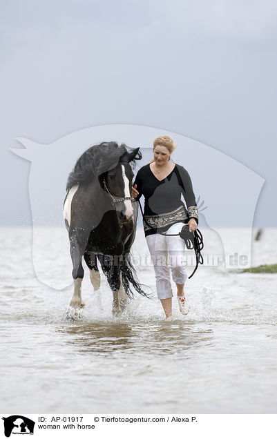 Frau mit Pferd an der Hand / woman with horse / AP-01917
