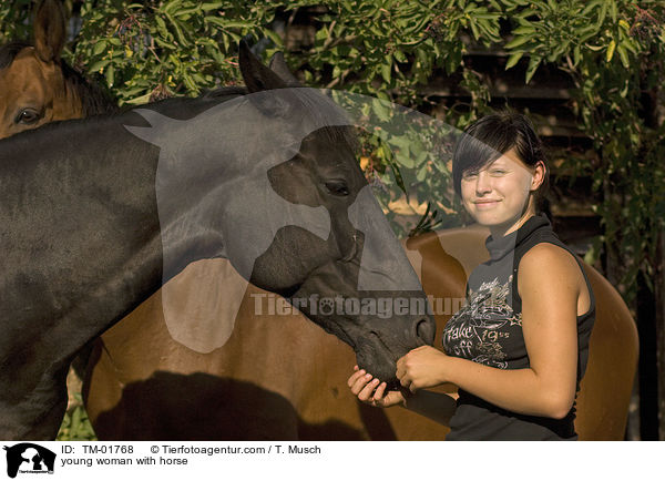 junge Frau mit Pferd / young woman with horse / TM-01768