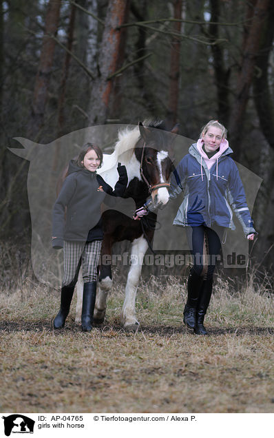 Mdchen fhren Pferd / girls with horse / AP-04765