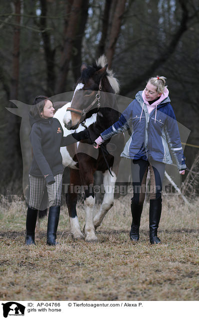 Mdchen fhren Pferd / girls with horse / AP-04766