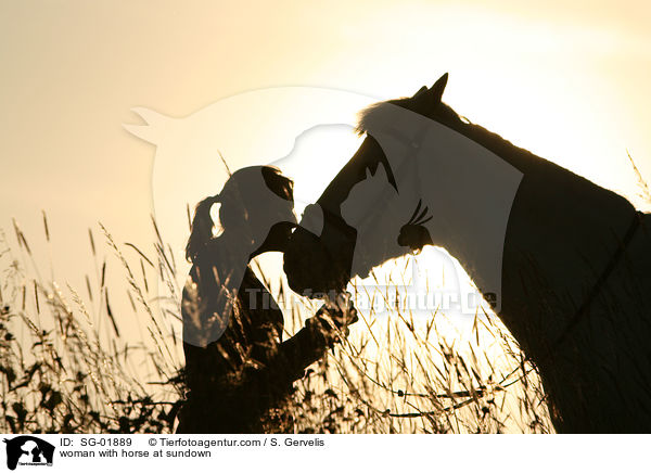 junge Frau mit Pferd im Sonnenuntergang / woman with horse at sundown / SG-01889